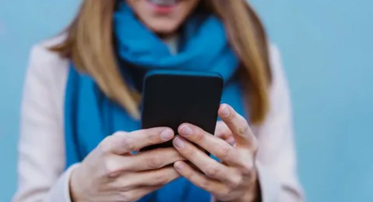 does Hinge show when you read a message – a smartphone screen displaying the Hinge dating app chat interface, with visible sent and delivered message indicators but no “seen” checkmark, symbolizing the absence of read receipts.